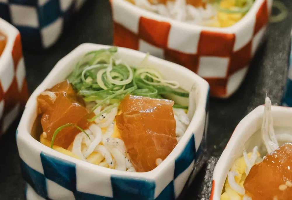 참치와 가마 튀김 시라스의 치라시 스시