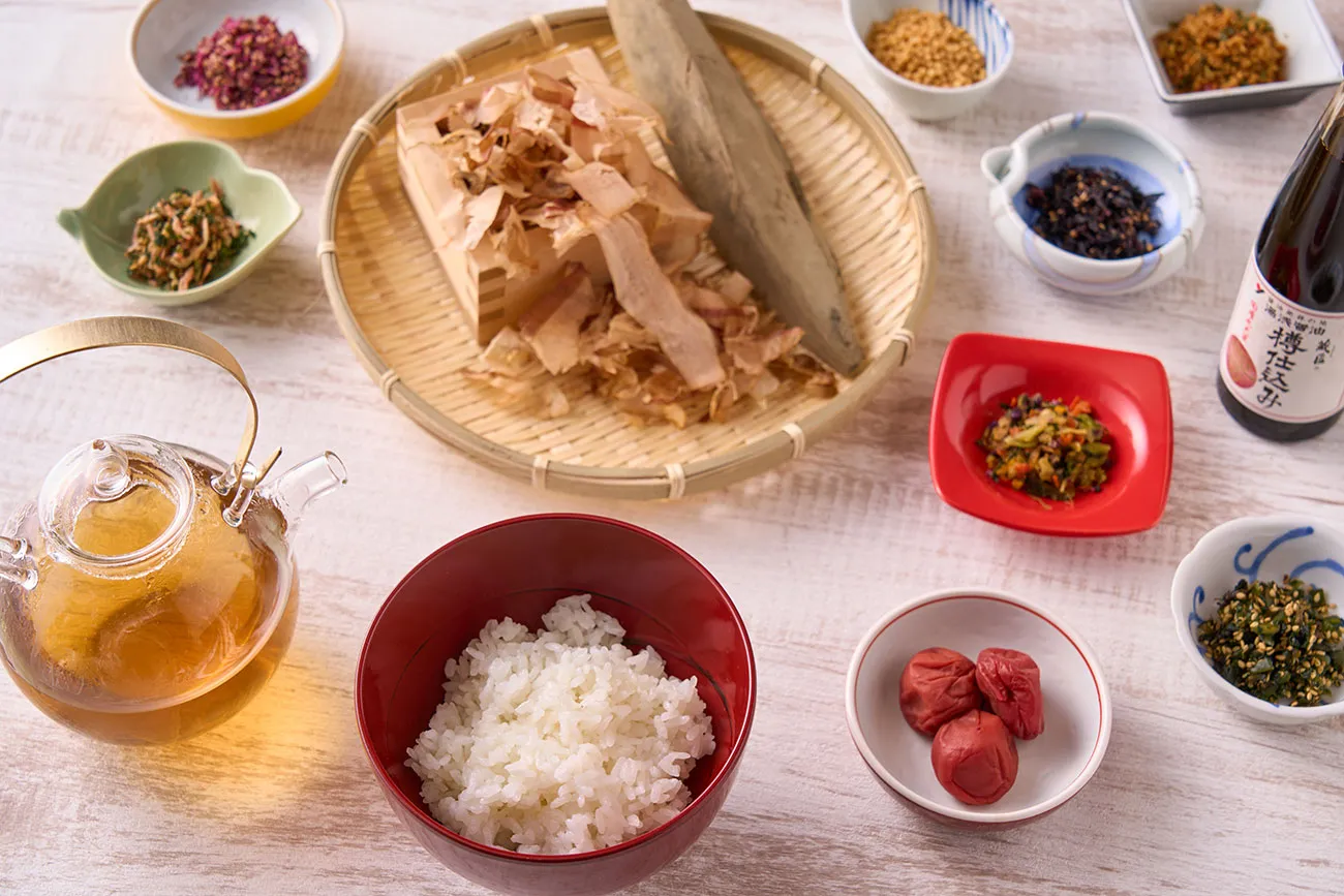 깎은 가다랭이와 와카야마의 공급 국물 차 절임