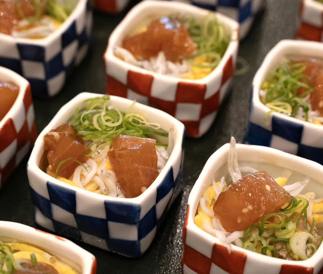 참치와 가마 튀김 시라스의 치라시 스시